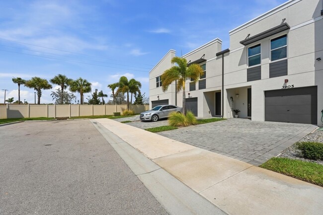 Building Photo - 3905 SE Mentmore Ln