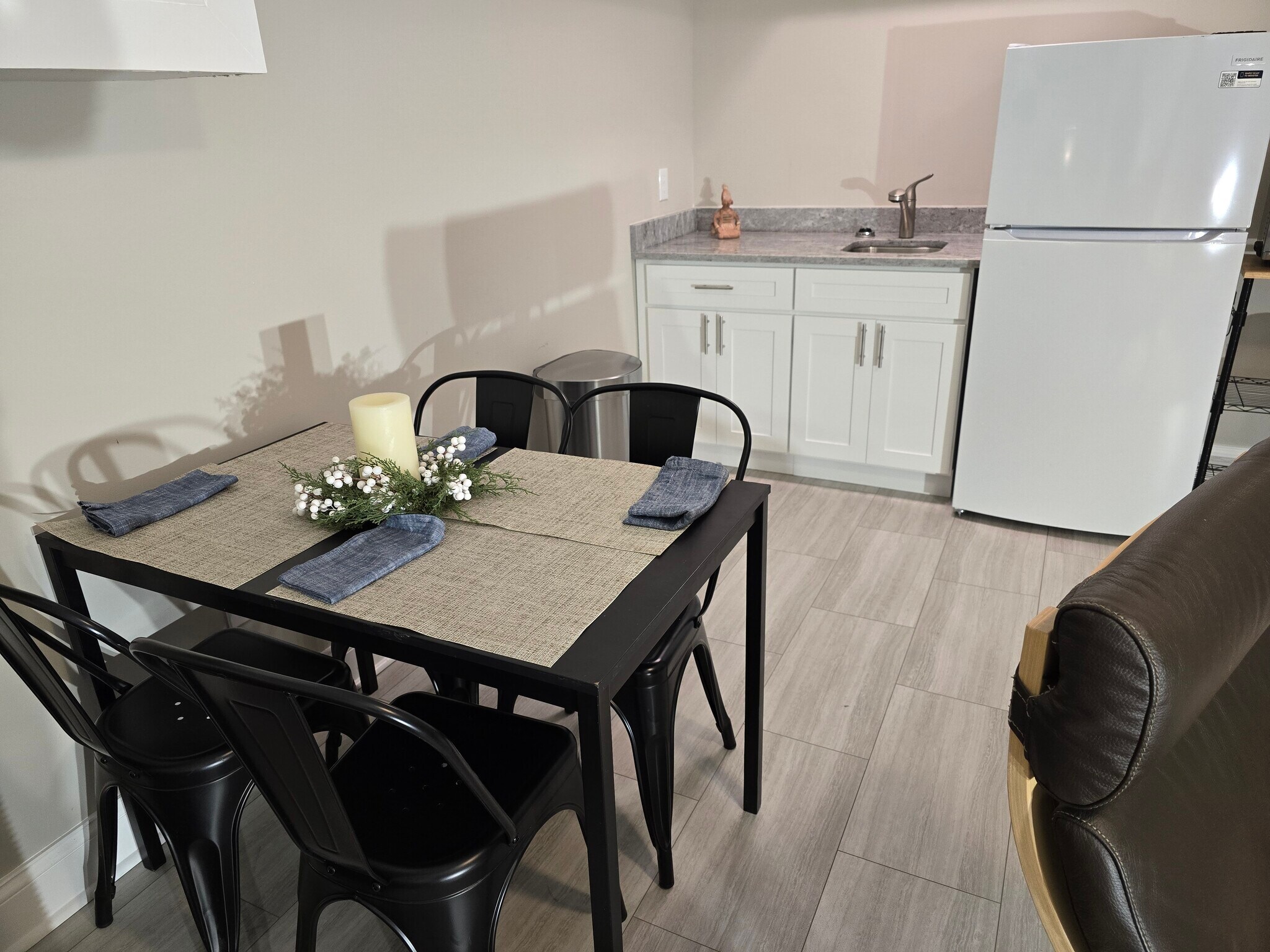 Kitchenette - fridge, microwave, oven/fryer - 2424 Linden Ave