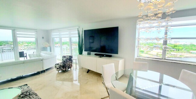 Building Photo - 511 Bayshore Dr