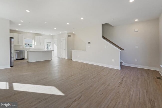 Building Photo - 945 Sycamore Dr SE