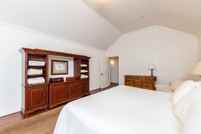 Building Photo - 4915 Keneshaw St