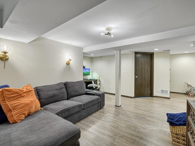 Building Photo - 43xx E Lake Harriet Blvd