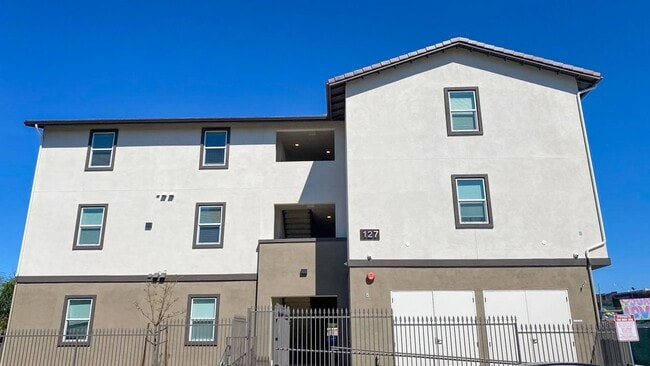 Building Photo - La Perla Apartments