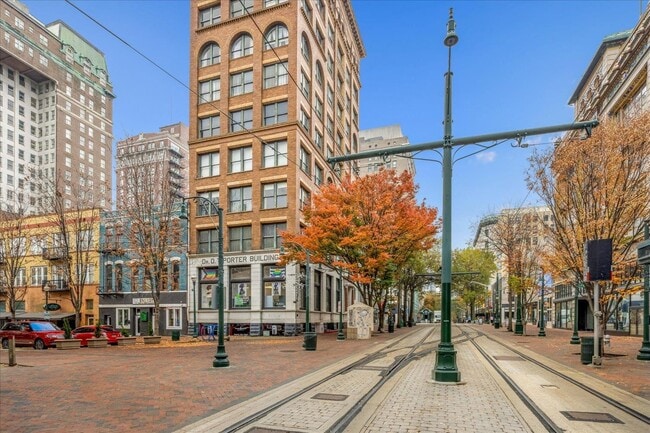 Building Photo - 10 N Main St