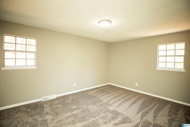 Building Photo - 5140 Hickory Dr NE