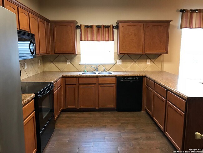 Building Photo - Large 4 bedroom / 2.5 bathroom home in Alamo Ranch