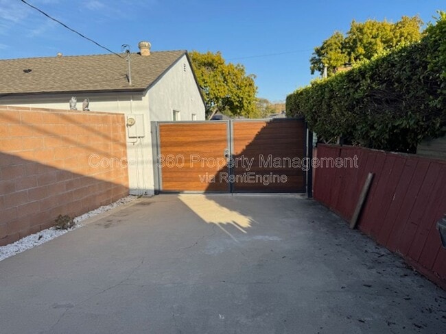 Building Photo - 2061 Lomina Ave