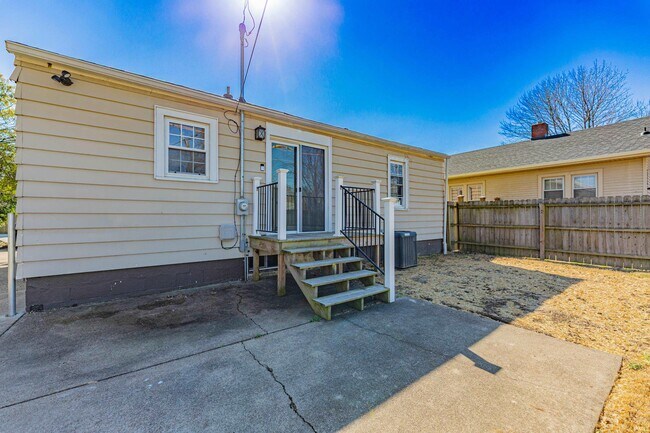 Building Photo - 2216 E Walnut St