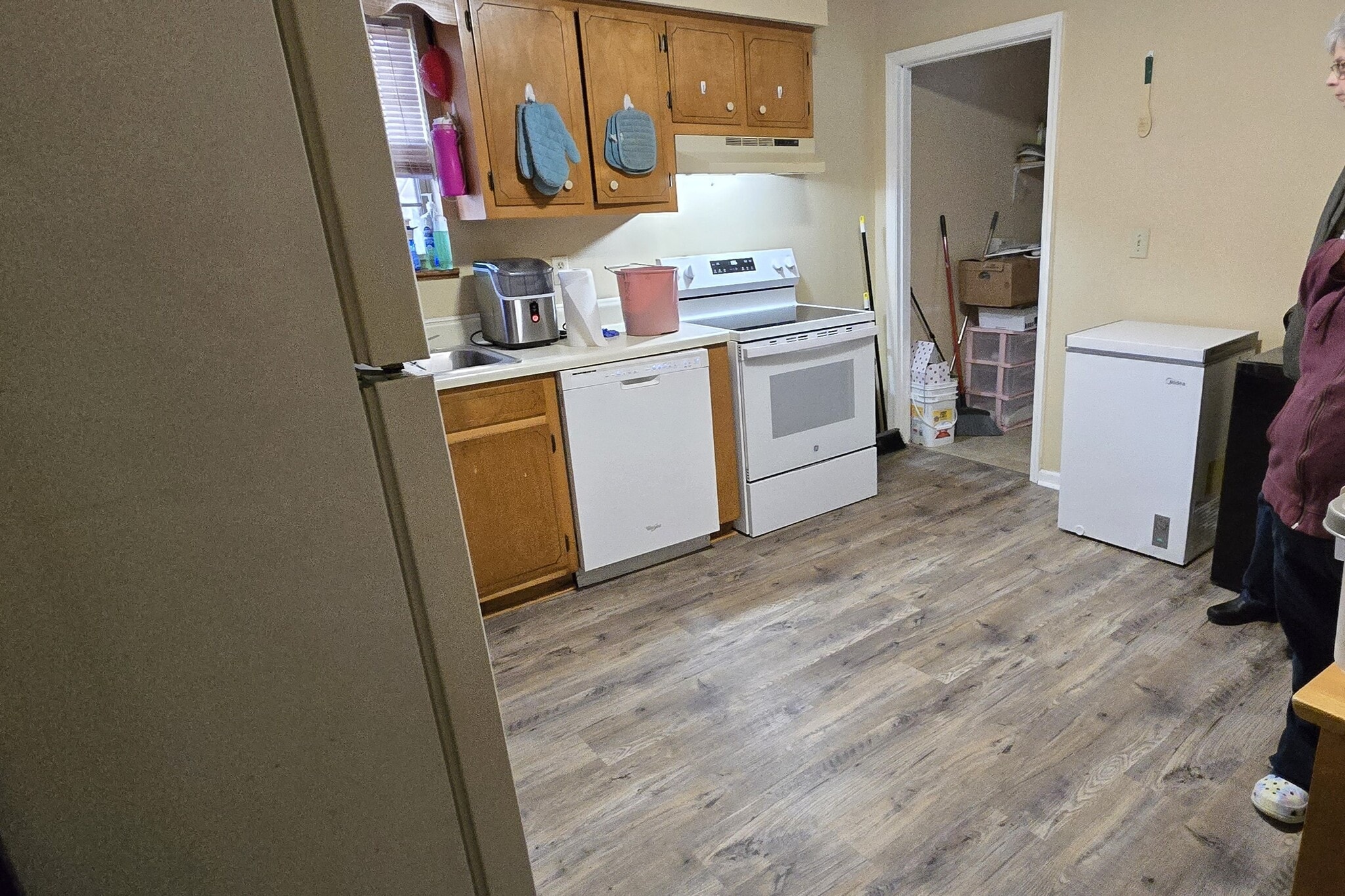 spacious kitchen - 103 N Roosevelt St