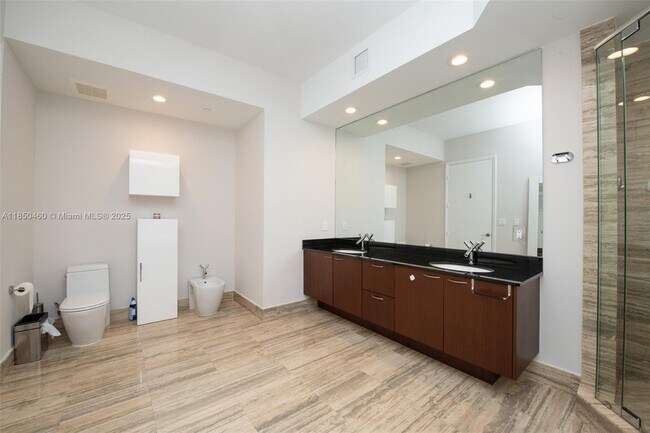 Building Photo - 15901 Collins Ave