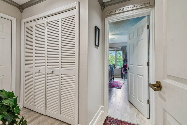 Building Photo - "Charming 3-Bed, 2-Bath Oasis at 1011a Sou...