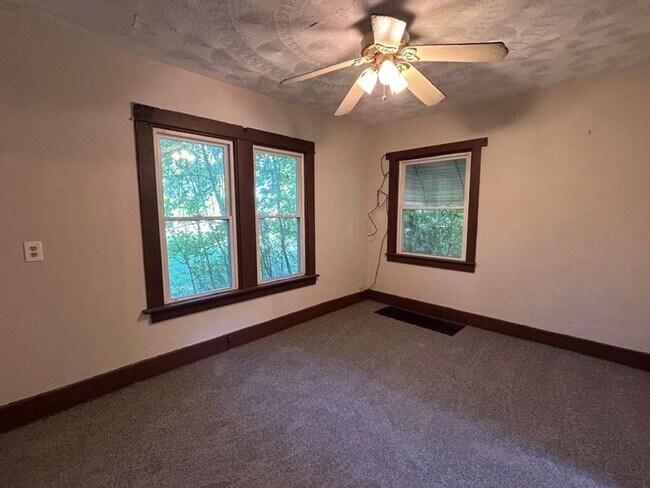 Building Photo - 377 Talbot Ave