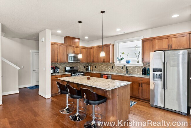 Building Photo - Gorgeous *Corner Lot* 4 BD* 2.5 BA* Single...