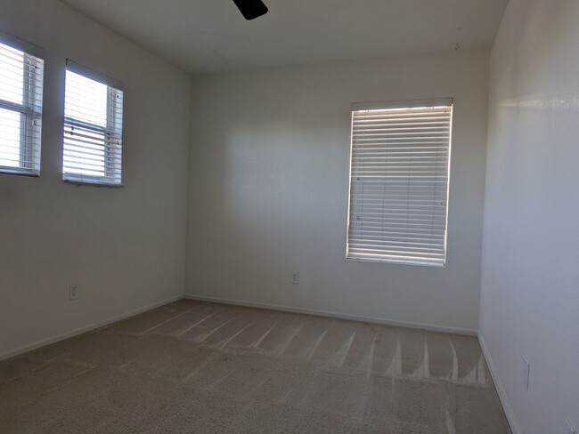 Building Photo - Northwest Beauty 3 Bedroom 3 Bath 2 Car ga...