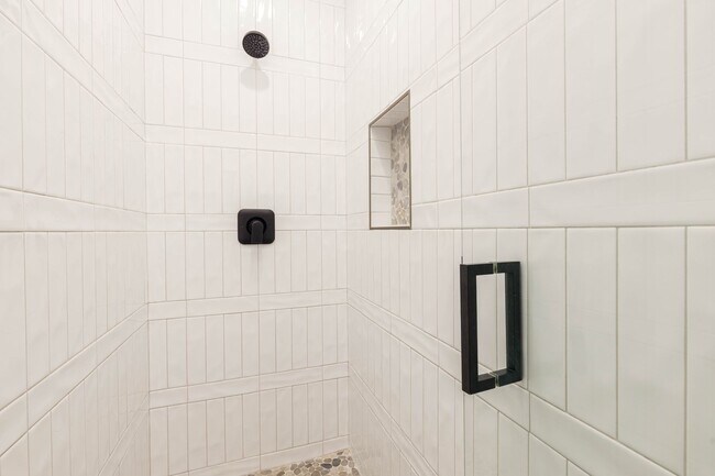 Building Photo - 6 bedroom with RV Garage and Hot Tub