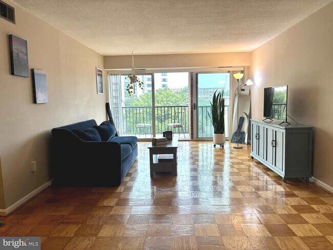 Building Photo - 1300 Army Navy Dr