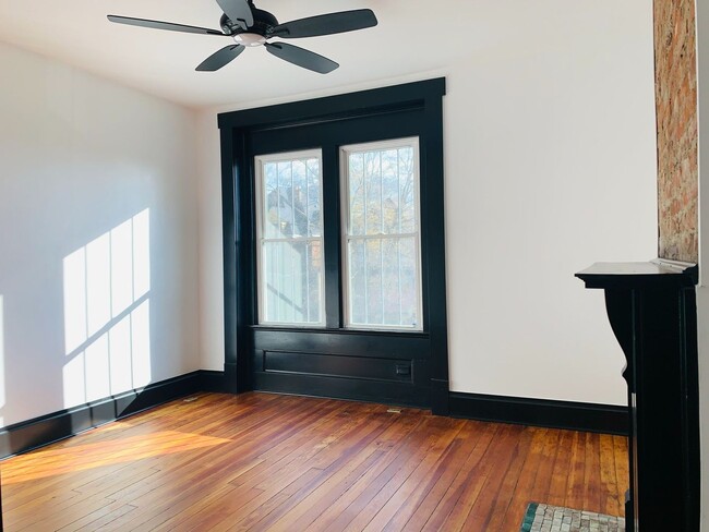 Building Photo - 3 Bedroom 2.5 Bath Just Steps from Franklin Park!!