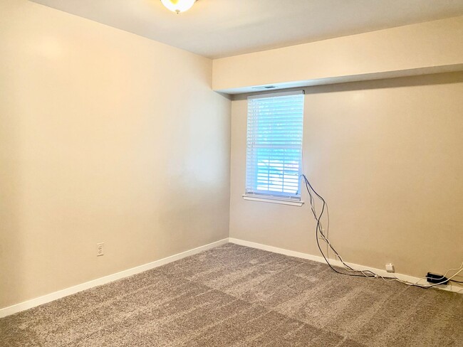 Building Photo - Spacious 2 Bed 2 Bath! Pets Welcome!  No S...