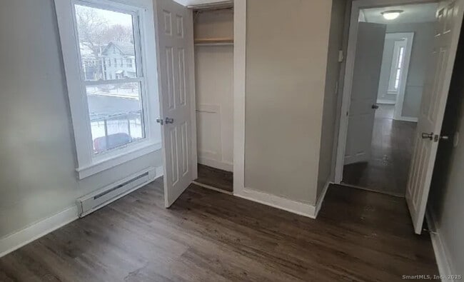 Building Photo - 404 Center St