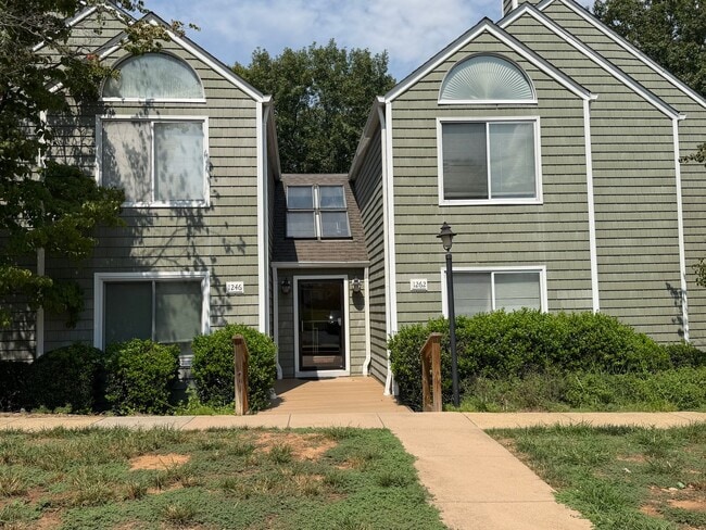 Building Photo - 1250 Clifden Green