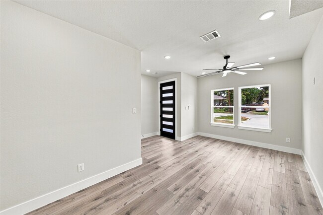 Building Photo - 5610 Kittridge St