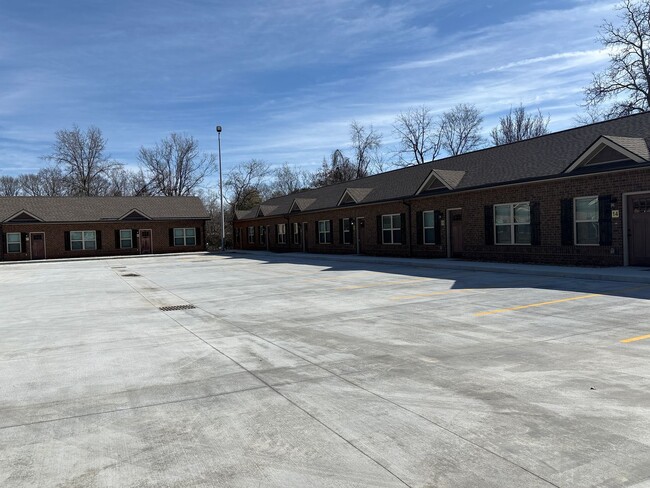 Building Photo - 404 Cedar Ln