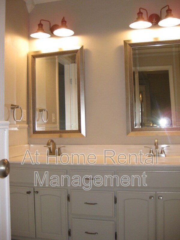 Building Photo - 9224 S Hudson Ave