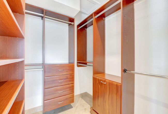 Building Photo - 3040 Jasmine Terrace