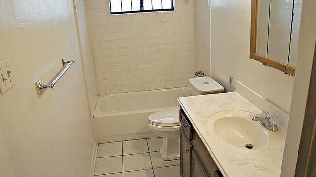 Building Photo - Cozy 4 bedroom/ 2 bath/2 car garage home in Briargate