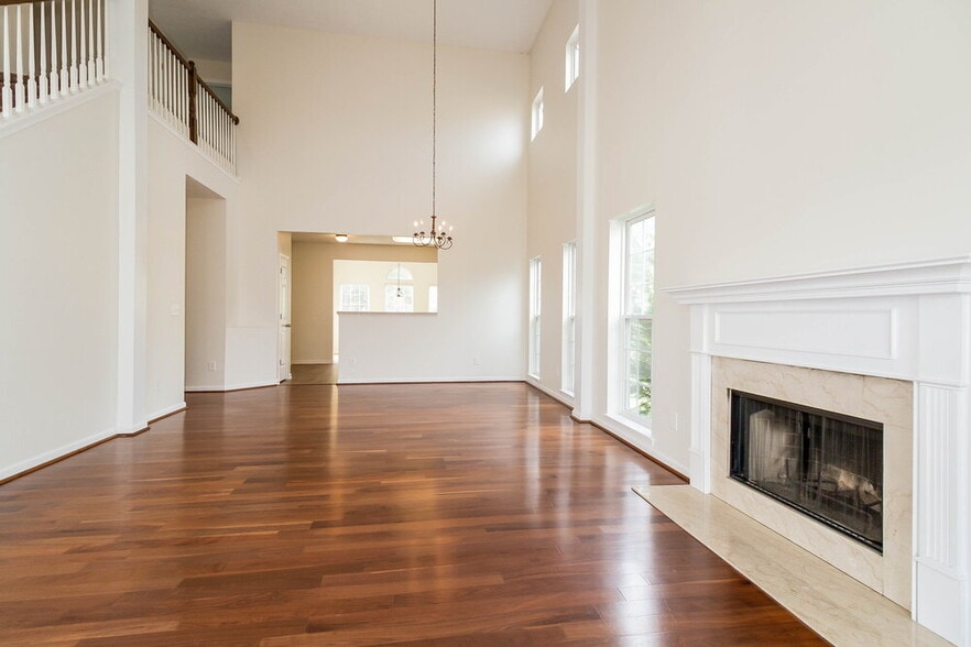 Building Photo - 413 Creekside Ln