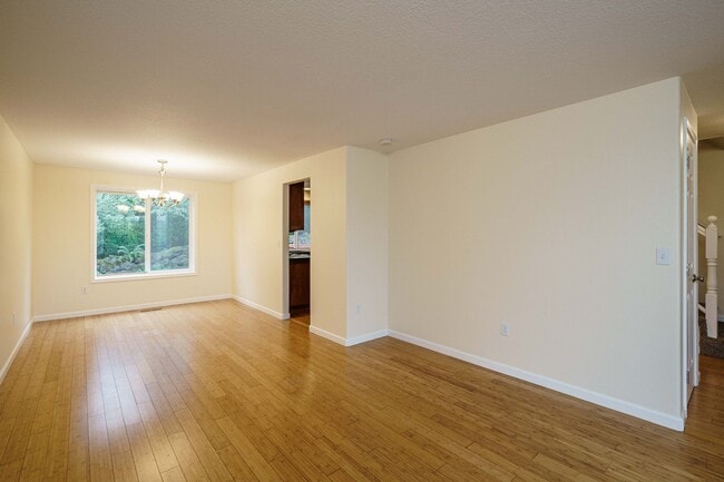 Building Photo - 4 Bedroom 2.5 Bath with Fenced Backyard in Camas School District