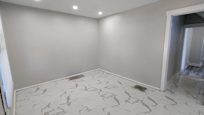 Building Photo - 4-Bedroom, 1-Bathroom Single Family Home f...