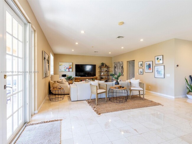 Building Photo - 665 Nandina Dr