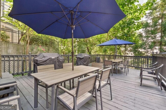 Building Photo - 3481 Lakeside Dr NE