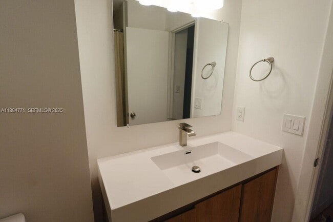 Building Photo - 702 Commodore Dr