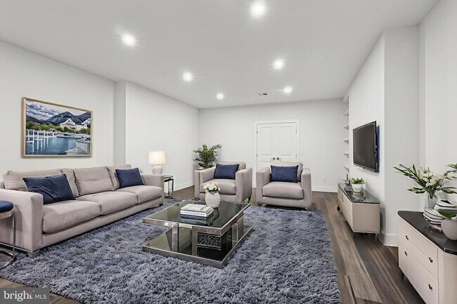 Building Photo - 2 Dogleg Ln