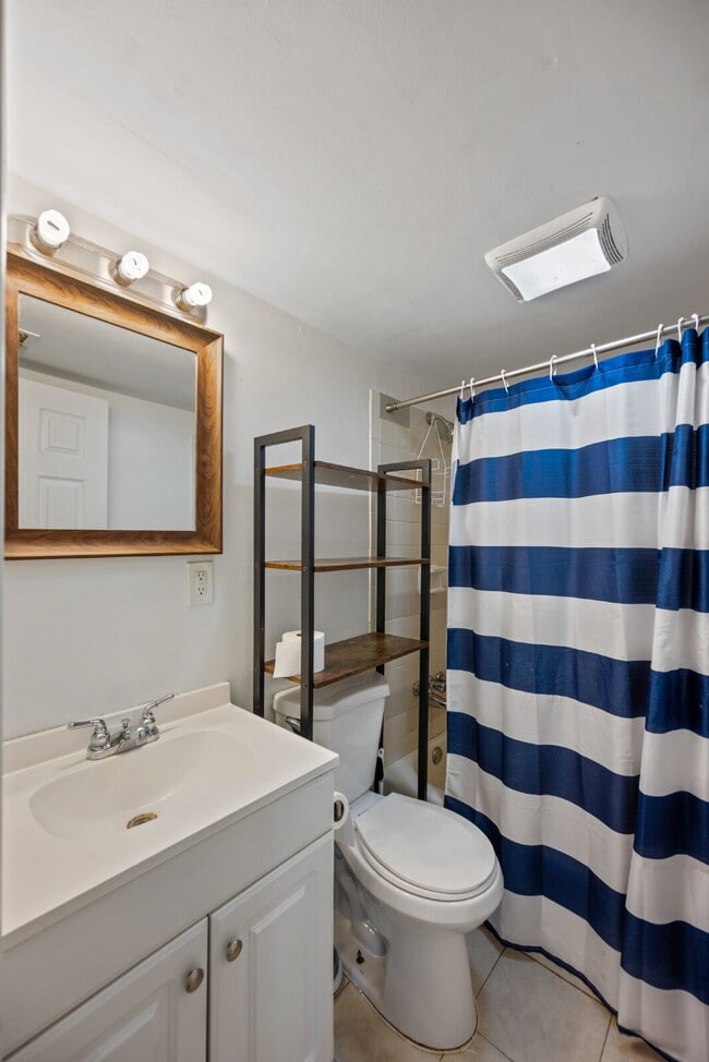 Building Photo - CHARMING 3 BEDROOM 1 BATH NEAR LITTLE CREEK & SHORE DR