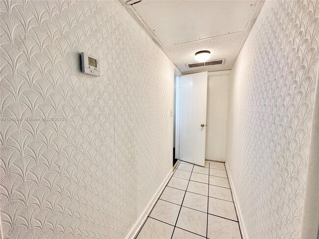 Building Photo - 7831 N Colony Cir