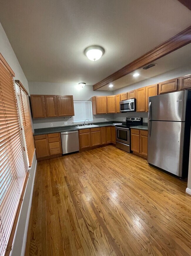 Building Photo - NEW ON MARKET