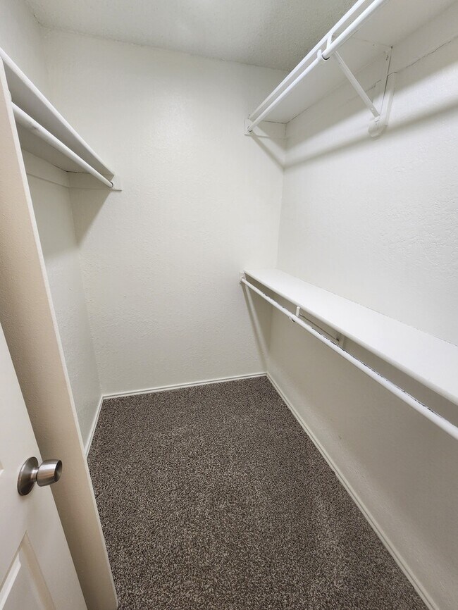 Building Photo - 2 story townhome, 2 bed 2.5 bath