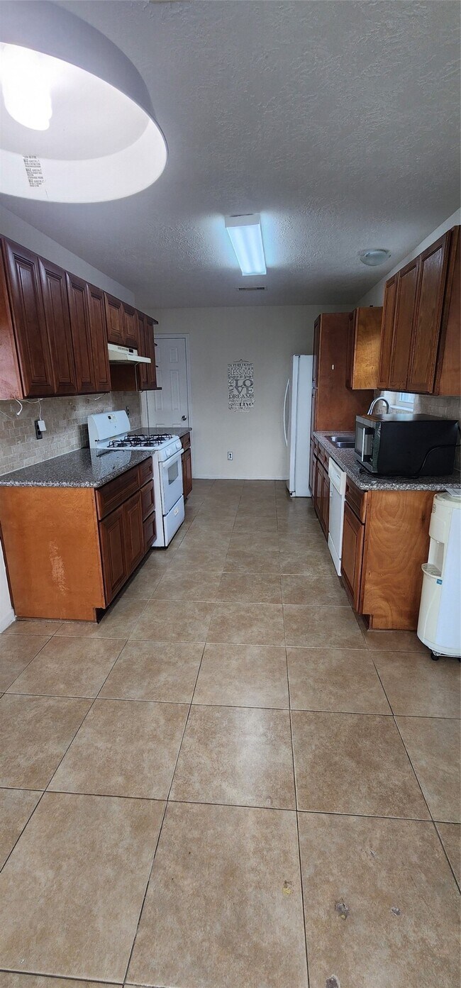 Building Photo - 16807 Sussex Dr