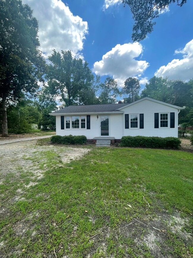 Building Photo - 3 Bedroom 1 Bath Ranch  Close to 385 Green...
