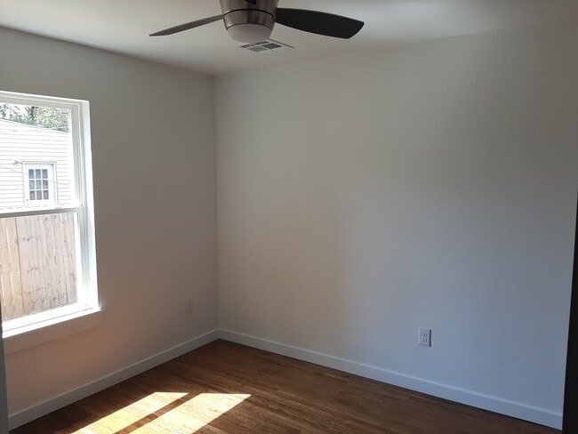 Building Photo - 322 S Arrington Dr