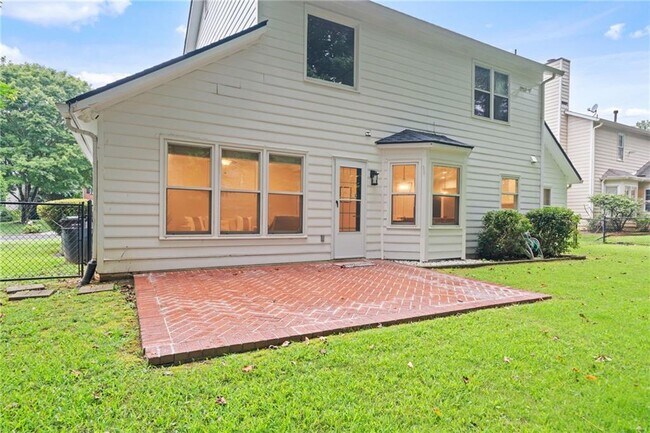 Building Photo - 10965 Pinehigh Dr