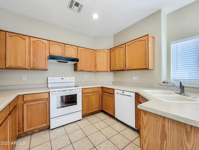 Building Photo - 14173 W Weldon Ave
