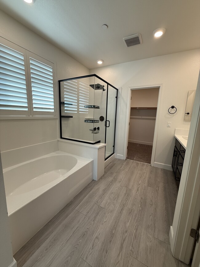 Building Photo - 2324 Henri Ln