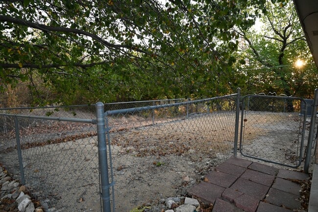 Building Photo - 606 N Sewell Dr