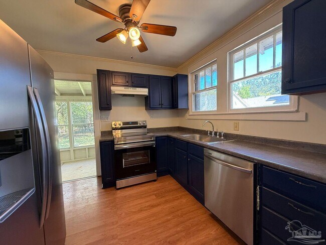 Building Photo - 1120 Barcia Dr