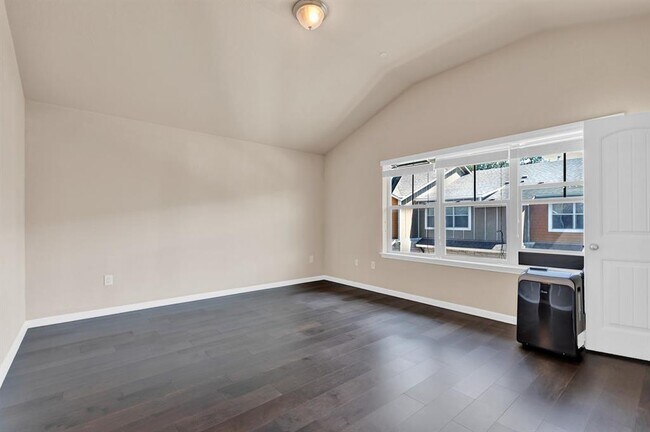 Building Photo - 516 E Slaughter Ln