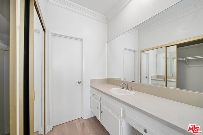 Building Photo - 333 S Elm Dr